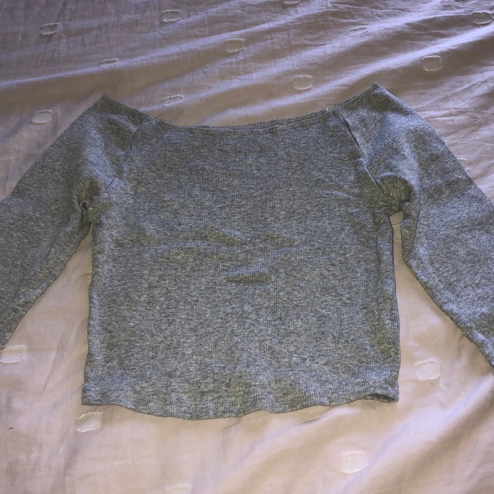 Cute gray of the shoulder crop top